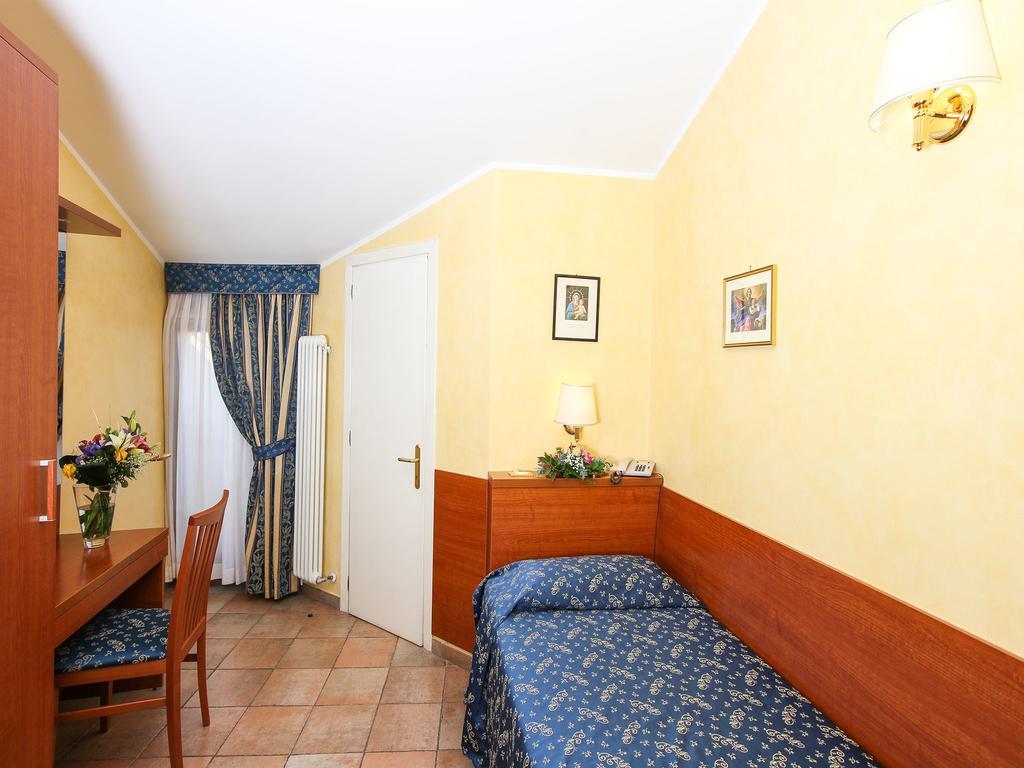 Casa Di Santa Francesca Romana A Ponte Rotto Bilik gambar