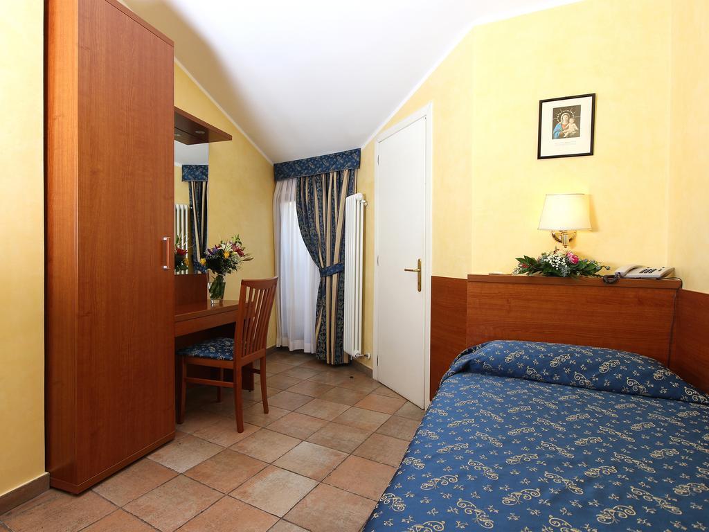 Casa Di Santa Francesca Romana A Ponte Rotto Luaran gambar