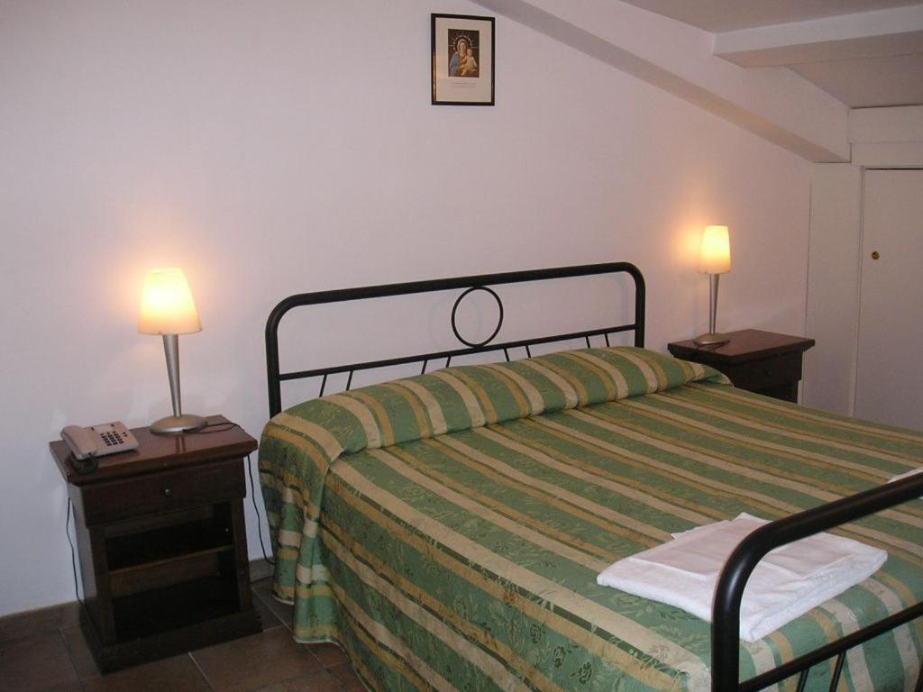 Casa Di Santa Francesca Romana A Ponte Rotto Luaran gambar